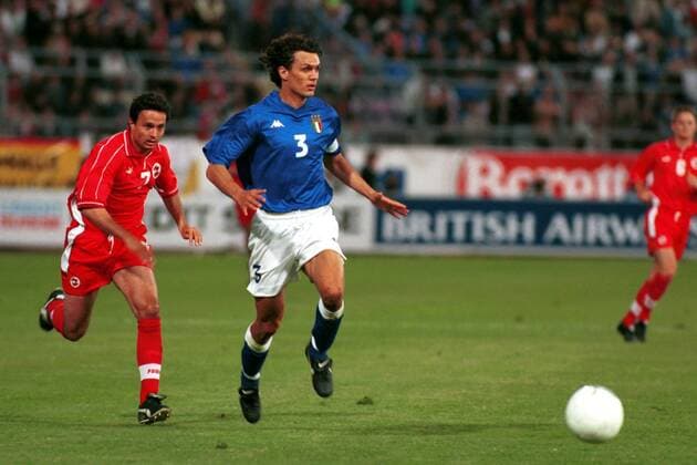 Paolo Maldini (Italien) mit Ball, verfolgt vom Schweizer David Sesa Fußball Länderspiel Herren EM-Qualifikation 1999: Schweiz - Italien Gruppe Lausanne Dynamik,