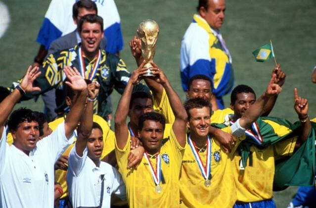 Romario (Brasilien) präsentiert stolz den Worldcup, re. daneben Carlos Dunga und Viola, dahinter Paulo Sergio Fußball WM Herren Weltmeisterschaft 1994, Länderspiel: Brasilien, Finale, Endspiel Gruppe Rose Bowl, Pasadena Los Angeles Harmonie, Freude,