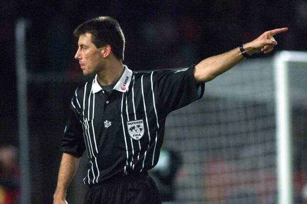 Schiedsrichter Wolfgang Stark zeigt die Spielrichtung an Fußball 1. BL Herren Saison 1998 1999 Einzelbild Waldstadion Frankfurt M. Überlegenheit,