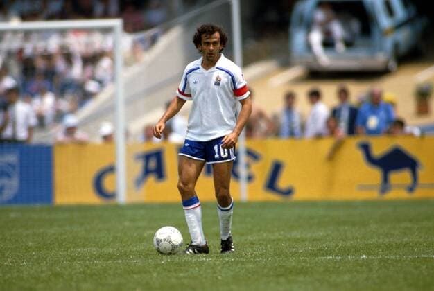 Michel Platini (Frankreich) mit Ball Fußball WM Herren Weltmeisterschaft 1986, Länderspiel: Frankreich, Achtelfinale Einzelbild Aztekenstadion Mexiko-City, Mexiko-Stadt Dynamik,