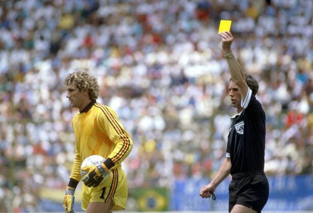 Torwart Jean-Marie Pfaff (Belgien) erhält die Gelbe Karte von Schiedsrichter Frederiksson (Schweden) Fußball WM Herren Weltmeisterschaft 1986, Länderspiel: Belgien, Spiel um Platz 3, Kleines Finale Gruppe Cuauthemoc-Stadion Puebla