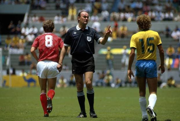 Schiedsrichter Volker Roth (Deutschland) ermahnt den Brasilianer Alemao (15) Fußball WM Herren Weltmeisterschaft 1986, Länderspiel: Brasilien - Polen 4:0, Achtelfinale Gruppe Guadalajara