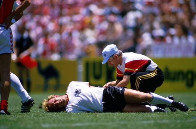 Andreas Brehme (BRD) liegt verletzt auf dem Rasen und wird von Physiotherapeut Adolf Katzenmeier behandelt Fußball WM Herren Weltmeisterschaft 1986, Länderspiel: Deutschland, Vorrunde Gruppe Queretaro