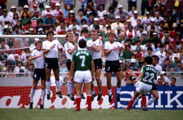 Karl-Heinz Förster, Klaus Allofs, Andreas Brehme, Thomas Berthold, Hans-Peter Briegel und Ditmar Jakobs (BRD, v.li.) bilden die Mauer bei einem Freistoß der Mexikaner Fußball WM Herren Weltmeisterschaft 1986, Länderspiel: BR Deutschland - Mexiko 4:1, Viertelfinale Totale Monterrey Abwehr, Dynamik, Spannung, Konzentration,