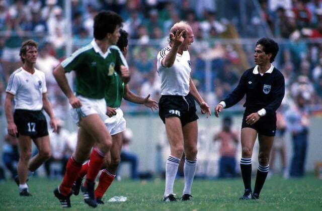 Dieter Hoeneß (BRD) zählt Schiedsrichter Diaz Palcio (Kolumbien) drei Vergehen seines Gegenspielers auf Fußball WM Herren Weltmeisterschaft 1986, Länderspiel: BR Deutschland - Mexiko 4:1, Viertelfinale Gruppe Monterrey Wut,