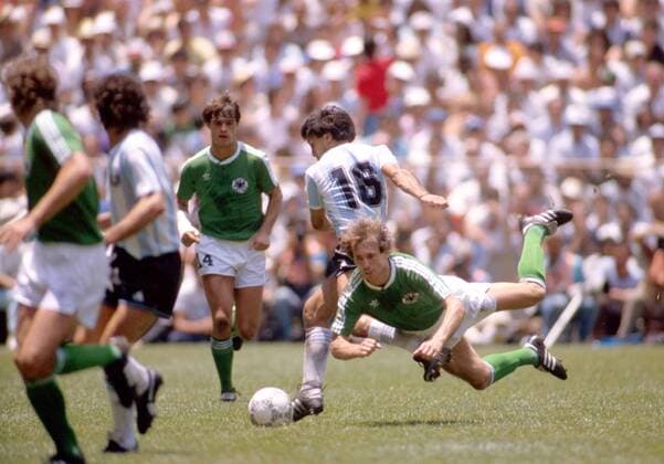 Norbert Eder (BRD) kommt beim Duell um den Ball mit dem Argentinier Olarticoechea zu Fall Fußball WM Herren Weltmeisterschaft 1986, Länderspiel: BR Deutschland - Argentinien 2:3, Finale, Endspiel Gruppe Aztekenstadion Mexiko-Stadt, Mexico-City Dynamik, Kampf,