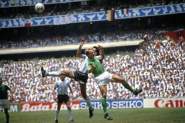 Karl-Heinz Rummenigge (BRD, vorn) beim Kopfballduell Fußball WM Herren Weltmeisterschaft 1986, Länderspiel: BR Deutschland - Argentinien 2:3, Finale, Endspiel Gruppe Aztekenstadion Mexiko-Stadt, Mexico-City Dynamik, Kampf,