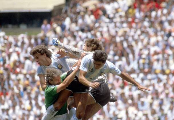 Rudi Völler (BRD) ist ohne Chance gegen den argentinischen Torwart Nery Pumpido und zwei Teamkollegen Fußball WM Herren Weltmeisterschaft 1986, Länderspiel: BR Deutschland - Argentinien 2:3, Finale, Endspiel Gruppe Aztekenstadion Mexiko-Stadt, Mexico-City Dynamik, Abwehr, Kampf, Überlegenheit,