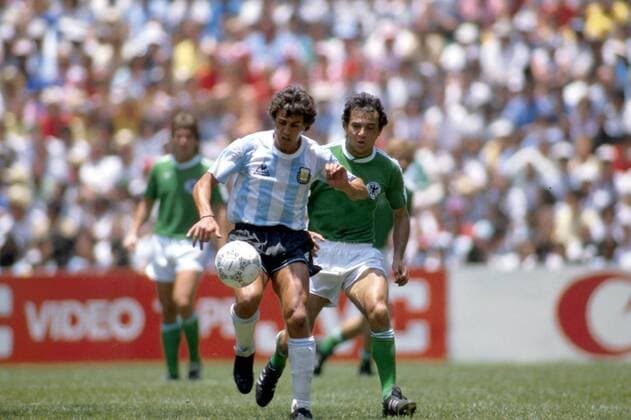 Felix Magath (BRD, re.) im Zweikampf mit Oscar Ruggeri (Argentinien) Fußball WM Herren Weltmeisterschaft 1986, Länderspiel: BR Deutschland - Argentinien 2:3, Finale, Endspiel Gruppe Aztekenstadion Mexiko-Stadt, Mexico-City Dynamik, Kampf,