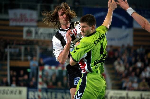 Staffan Olsson (Kiel) beim Duell mit dem Lemgoer Daniel Stephan (vorn) Handball 1. BL Herren DHB-Pokal, DHB-Cup, Saison 1998 1999, Finalrunde, Final Four, Endrunde: THW Kiel - TBV Lemgo Gruppe Sporthalle Hamburg Dynamik, Abwehr, Kampf,