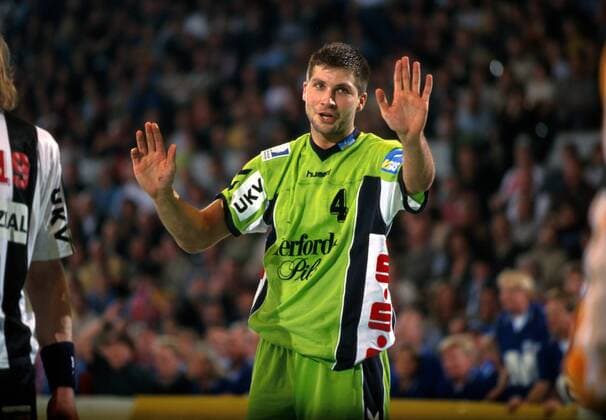 Daniel Stephan (Lemgo) hebt beschwichtigend die Hände Handball 1. BL Herren DHB-Pokal, DHB-Cup, Saison 1998 1999, Finalrunde, Final Four, Endrunde: THW Kiel - TBV Lemgo Einzelbild Sporthalle Hamburg