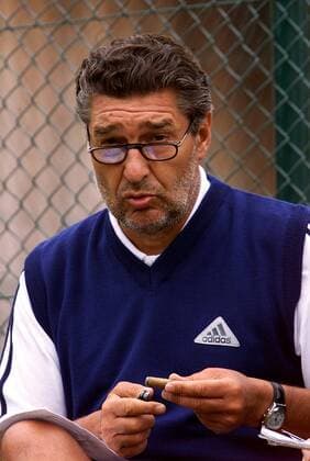 Rauch-Story - Rudi Assauer (Manager Schalke 04) Fußball 1. BL Herren Saison 1999 2000, FC Schalke 04, Trainingslager, Saisonvorbereitung Einzelbild Baiersbronn Komik,