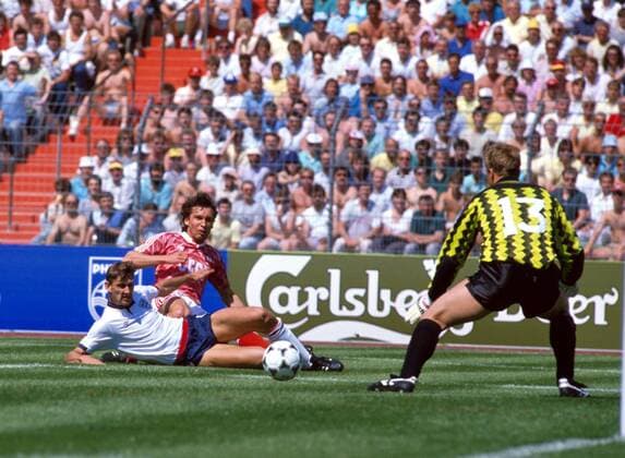 Oleg Protassow (SU, hinten) bringt den Ball noch im Fallen auf das Gehäuse von Torwart Woods, Verteidiger Tony Adams grätscht ins Leere Fußball EM Herren Europameisterschaft 1988, Länderspiel: UdSSR, SU, Sowjetunion - England 3:1 Gruppe Waldstadion Frankfurt M. Dynamik, Abwehr, Kampf, Spannung,