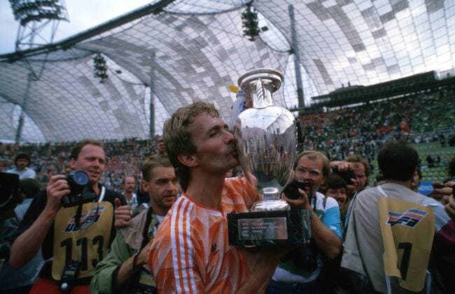 Fußball, EM Finale 1988 in München, Niederlande - Sowjetunion 2:0 Adrie van Tiggelen (Niederlande) küßt den Pokal auf der Ehrenrunde Fußball EM Herren Europameisterschaft 1988, Länderspiel: Holland, Finale, Endspiel Einzelbild Olympiastadion München Glück, Freude,