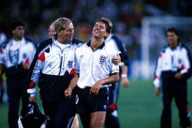 Gary Lineker (England) empfängt die Glückwünsche eines Betreuers Fußball WM Herren Weltmeisterschaft 1990, Länderspiel: England, Achtelfinale Gruppe Stadio Renato Dall Ara Bologna Glück, Freude,