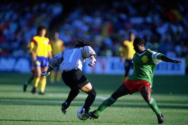 Roger Milla (Kamerun) luchst dem kolumbianischen Torwart René Higuita den Ball ab und erzielt danach den Treffer zum 2:0 Fußball WM Herren Weltmeisterschaft 1990, Länderspiel: Kamerun - Kolumbien 2:1, Achtelfinale Gruppe Stadio San Paolo Neapel Dynamik, Kampf, Spannung,