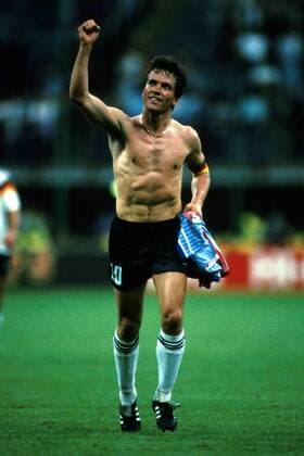 Lothar Matthäus (BRD) jubelnd nach dem Schlußpfiff auf der Ehrenrunde Fußball WM Herren Weltmeisterschaft 1990, Länderspiel: BR Deutschland Einzelbild Stadion Giuseppe Meazza Mailand Freude,