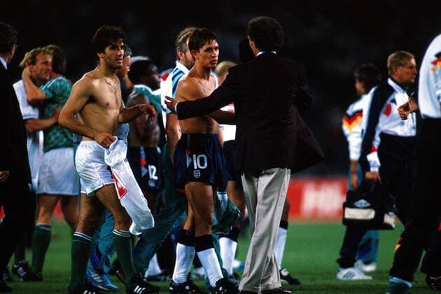 Teamchef Franz Beckenbauer (BRD) tröstet den Engländer Gary Lineker nach Spielschluß, li. Karlheinz Riedle Fußball WM Herren Weltmeisterschaft 1990, Länderspiel: BR Deutschland - England 5:4 n.E., Halbfinale Gruppe Stadio Delle Alpi Turin Harmonie, Enttäuschung,