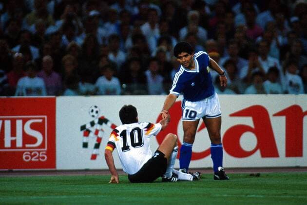 Diego Armando Maradona (Argentinien) hilft Lothar Matthäus (BRD) wieder auf die Beine Fußball WM Herren Weltmeisterschaft 1990, Länderspiel: BR Deutschland - Argentinien 1:0, Endspiel, Finale Gruppe Stadio Olimpico Rom Harmonie, Kameradschaft,