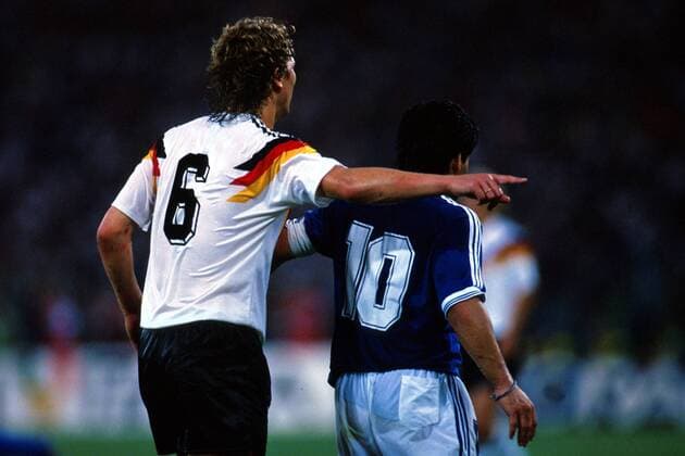 Guido Buchwald (BRD) meldet Gegenspieler Diego Armando Maradona (10) ab Fußball WM Herren Weltmeisterschaft 1990, Länderspiel: BR Deutschland - Argentinien 1:0, Endspiel, Finale Gruppe Stadio Olimpico Rom Abwehr, Konzentration,