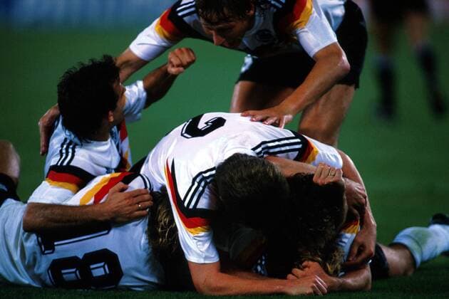Torschütze Andreas Brehme (BRD) wird von seinen Mitspielern fast erdrückt, li. Pierre Littbarski, mit der 18 Jürgen Klinsmann, mit der 2 Stefan Reuter Fußball WM Herren Weltmeisterschaft 1990, Länderspiel: BR Deutschland, Endspiel, Finale Gruppe Stadio Olimpico Rom Harmonie, Freude,