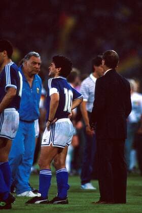 Carlos Bilardo (Argentinien, re.) auf dem Rasen nach Spielschluß, daneben kämpft Diego Armando Maradona mit den Tränen Fußball WM Herren Weltmeisterschaft 1990, Länderspiel: Argentinien, Endspiel, Finale Gruppe Stadio Olimpico Rom Enttäuschung,