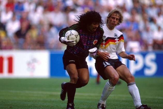 René Higuita (Kolumbien) ist schneller am Ball als Jürgen Klinsmann (BRD) Fußball WM Herren Weltmeisterschaft 1990, Länderspiel: BR Deutschland - Kolumbien Gruppe Stadio Giuseppe Meazza Mailand Dynamik, Kampf,