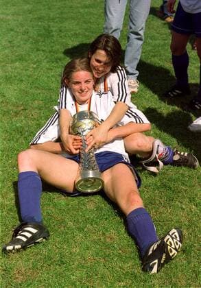 Nia Künzer und Wiebke Werlin (hinten, beide Frankfurt) präsentieren stolz die Trophäe Fußball 1. BL Damen Saison 1998 1999: Frauen, Frauenfußball, Deutscher Meister, Frauenfußballmeister, 1. FFC Frankfurt Gruppe Frankfurt M. Harmonie, Freude, Begeisterung, Kameradschaft,