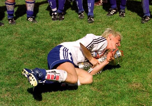 Karina Sefron (Frankfurt) wälzt sich jubelnd mit der Trophäe am Boden Fußball 1. BL Damen Saison 1998 1999: Frauen, Frauenfußball, Deutscher Meister, Frauenfußballmeister, 1. FFC Frankfurt Einzelbild Frankfurt M. Freude, Begeisterung,