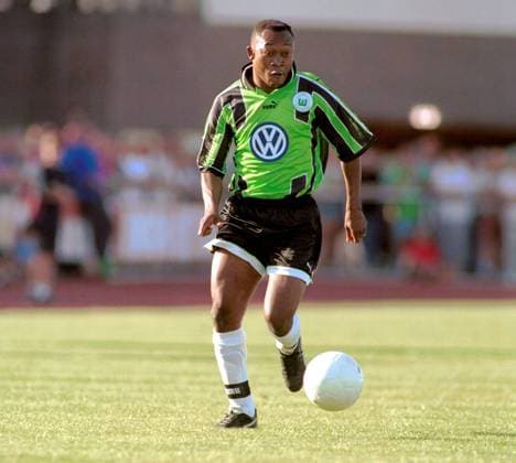 Jean-Kasongo Banza (Wolfsburg) am Ball Fußball 1. BL Herren Saison 1999 2000, VfL Wolfsburg, Test, Testspiel, Saisonvorbereitung Einzelbild Schöningen Dynamik,