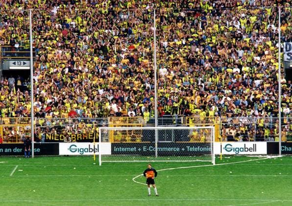 Jens Lehmann (BVB) weiß die Fans hinter sich Fußball 1. BL Herren Saison 1999 2000, Abschiedsspiel, Testspiel, Test, Borussia Dortmund Totale Westfalenstadion Dortmund
