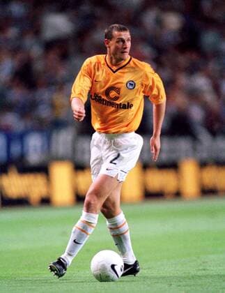 Hendrik Herzog (Hertha) mit Ball Fußball EC 1 Herren Champions League Qualifikation, Saison 1999 2000: Hertha BSC Berlin Einzelbild Olympiastadion Berlin Dynamik,