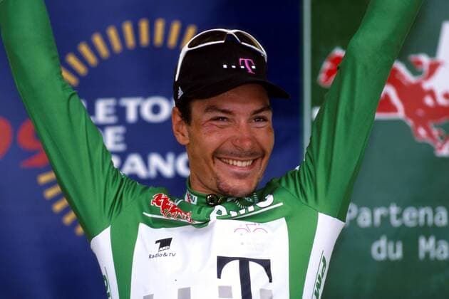 Erik Zabel (Team Deutsche Telekom, Deutschland) strahlt im grünen Trikot auf der Siegerehrung Radsport Herren Tour de France 1999, Straßenradsport, Straßenrennen, Straße, Radrennsport, Rad, Straßenradrennsport Porträt Lannemezan - Pau Glück, Begeisterung, Freude,