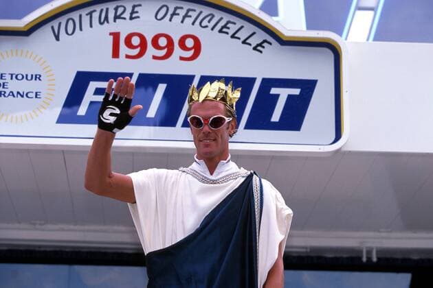 Showman Mario Cipollini (Saeco-Cannondale, Italien) grüßt im Cesarengewand vor dem Etappenstart in die Berge und ruht sich im folgenden auf seinem Lorbeeren aus Radsport Herren Tour de France 1999, Straßenradsport, Straßenrennen, Straße, Radrennsport, Rad, Straßenradrennsport Einzelbild Le Grand-Bornand - Sestriere Freude, Komik,