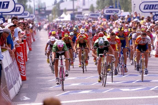 Erik Zabel (li., Team Deutsche Telekom, Deutschland) beim Spurt des Hauptfeldes vorn Radsport Herren Tour de France 1999, Straßenradsport, Straßenrennen, Straße, Radrennsport, Rad, Straßenradrennsport Gruppe Jonzac - Futuroscope Anstrengung, Dynamik,