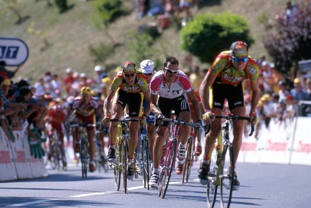Erik Zabel (Mitte, Team Deutsche Telekom, Deutschland) kämpfend auf der Strecke Radsport Herren Tour de France 1999, Straßenradsport, Straßenrennen, Straße, Radrennsport, Rad, Straßenradrennsport Gruppe Saint-Galmier - Saint-Fluor Anstrengung, Dynamik, Kampf,