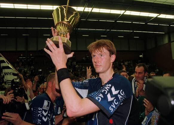 Volker Zerbe (TBV) nach dem Sieg mit dem Pokal Handball 1. BL Herren Saison 1999 2000, Supercup 1999, Super-Cup, TBV Lemgo Einzelbild Stadionsporthalle Hannover Begeisterung, Freude,