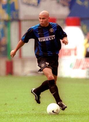 Ronaldo (Inter) am Ball Fußball Herren Seria A 1999 2000, Inter Mailand, italienische Liga, Serie, Milano, Internazionale Einzelbild Stadio Guiseppe Meazza, San Siro Mailand