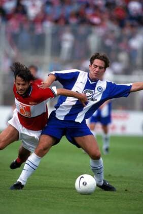Hristo Koilow (Union, li.) beim Duell um den Ball gegen den Herthaner Dennis Mackert Fußball Herren Regionalliga Nordost, Saison 1999 2000: 1.FC Union Berlin - Hertha BSC Amateure, (A.) Gruppe Stadion Alte Försterei Wuhlheide Berlin Dynamik, Kampf,