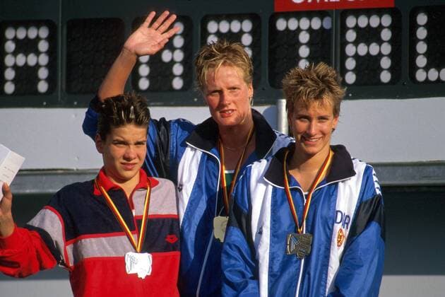 Kristina Egerszegi (Ungarn), Kristin Otto (DDR) und Teamkollegin Anja Eichhorst (v.li.) auf dem Podium Schwimmen EM Damen Europameisterschaft 1989, Schwimmsport, 100 m Rücken, Frauen, Rückenschwimmen Gruppe Bonn