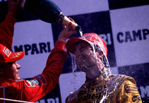 Mika Salo (Finnland Ferrari, li.) duscht Sieger Heinz-Harald Frentzen (Deutschland Jordan) Motorsport Grand Prix Herren Großer Preis von Italien 1999, Formel 1 Weltmeisterschaft, F1, F, GP, WM Gruppe Autodromo Nazionale Monza Glück, Freude, Kameradschaft, Begeisterung,