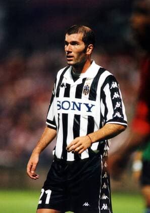 Zinedine Zidane (Juve) konzentriert Fußball EC 3 Herren Saison 1999 2000: UI-Cup, UIC, UEFA Intertoto, Juventus Turin, Juve (Italien) Einzelbild Rennes Konzentration,  