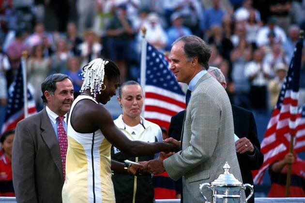 Tennis, US Open Damen Finale 1999, Serena Williams - Martina Hingis Serena Williams (USA), US Open Champion, nimmt glücklich den Siegerscheck entgegen, dahinter Finalgegnerin Martina Hingis (Schweiz) Tennis Damen US Open 1999, Grand Slam, WTA-Tour, Hartplatz, Hardcourt, Finale, Endspiel, Finalspiel Gruppe Flushing Meadows New York Glück, Freude, Begeisterung,