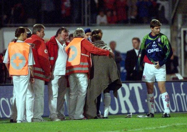 Michael Tarnat (re.) ersetzt seinen zweiten verletzten Torhüter Bernd Dreher (beide Bayern), der unter einer wärmenden Decke vom Feld geführt wird Fußball 1. BL Herren Saison 1999 2000, Eintracht Frankfurt - FC Bayern München Totale Waldstadion Frankfurt M.