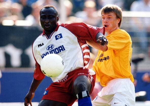 Anthony Yeboah (HSV) schirmt den Ball gegen Thomas Helmer (Hertha) ab Fußball 1. BL Herren Saison 1999 2000, Hamburger SV - Hertha BSC Berlin 5:1 Gruppe Volksparkstadion Hamburg Kampf,