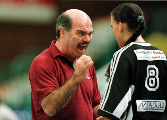 Trainer Dr. Hans-Jürgen Gerlach (li.) macht Tessa Wienstroer (beide Lützellinden) zur Minna Handball 1. BL Damen Saison 1999 2000: Frauen, Frauenhandball, TV Lützellinden Gruppe Minden Ungeduld, Verzweiflung, Wut, Überlegenheit