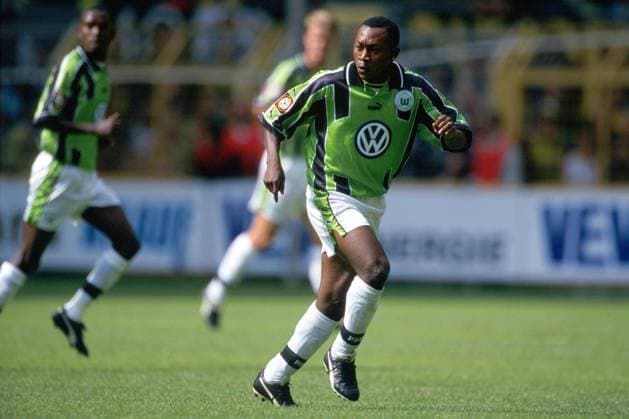 Jean-Kasongo Banza (VfL) lauert auf seine Chance Fußball 1. BL Herren Saison 1999 2000, VfL Wolfsburg Einzelbild Westfalenstadion Dortmund