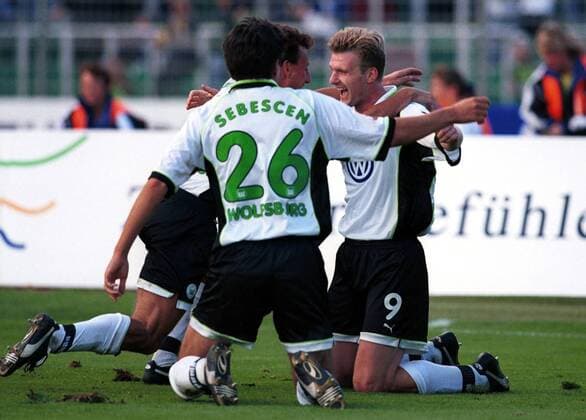 V.l.: Frank Greiner, Zoltan Sebescen und Andrzej Juskowiak (alle Wolfsburg) jubelnd Fußball 1. BL Herren Saison 1999 2000, VfL Wolfsburg Gruppe VfL-Stadion Wolfsburg Glück, Harmonie, Freude, Kameradschaft, Begeisterung,
