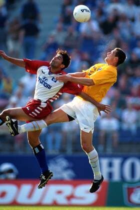 Mehdi Mahdavikia (HSV, li.) im Kopfballduell mit Hendrik Herzog (Hertha) Fußball 1. BL Herren Saison 1999 2000, Hamburger SV - Hertha BSC Berlin 5:1, Hamburg, Gruppe Volksparkstadion Hamburg Höhe, Kampf,