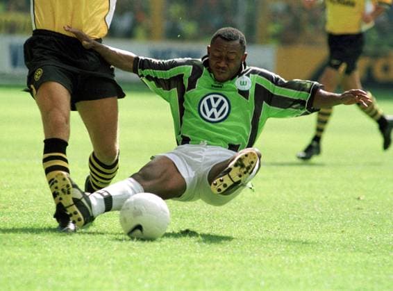 Jean-Kasongo Banza (Wolfsburg) - Flugeinlage Fußball 1. BL Herren Saison 1999 2000, Borussia Dortmund - VfL Wolfsburg 2:1 Einzelbild Westfalenstadion Dortmund Dynamik,